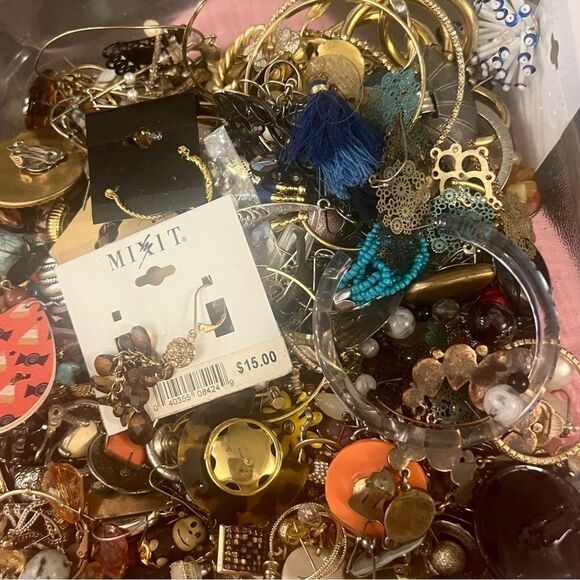 1/2โLb Vtg 2 Now Estate Costume Jewelry Lot~ mostly wearable - Picture 9 of 13